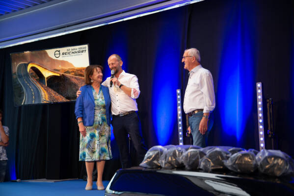 Event 50 Jahre Volvo Reichhart Bühne mit Eltern