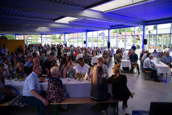 Event 50 Jahre Volvo Reichhart Saal mit Tischen