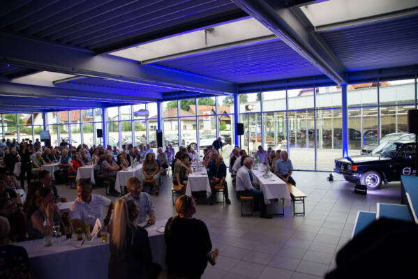 Event 50 Jahre Volvo Reichhart Saal mit Tischen